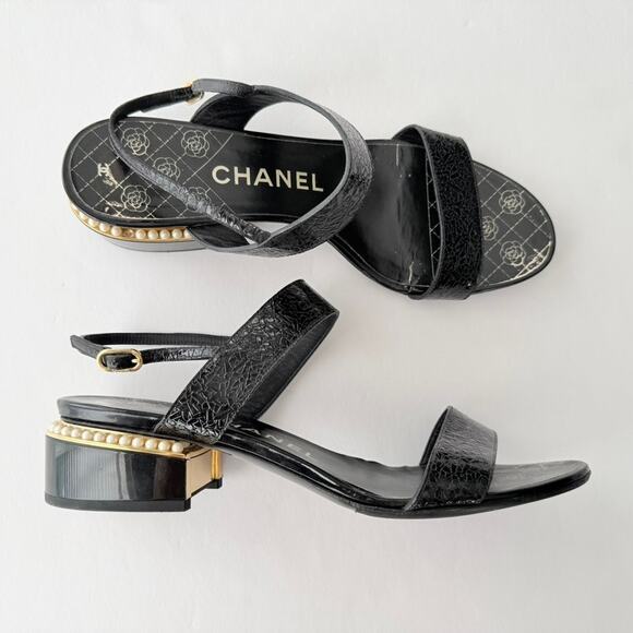 Chanel CC Sandal Black Patent Pearl Gold Flat Block Heel Size 40 Classic Chic - Picture 2 of 13